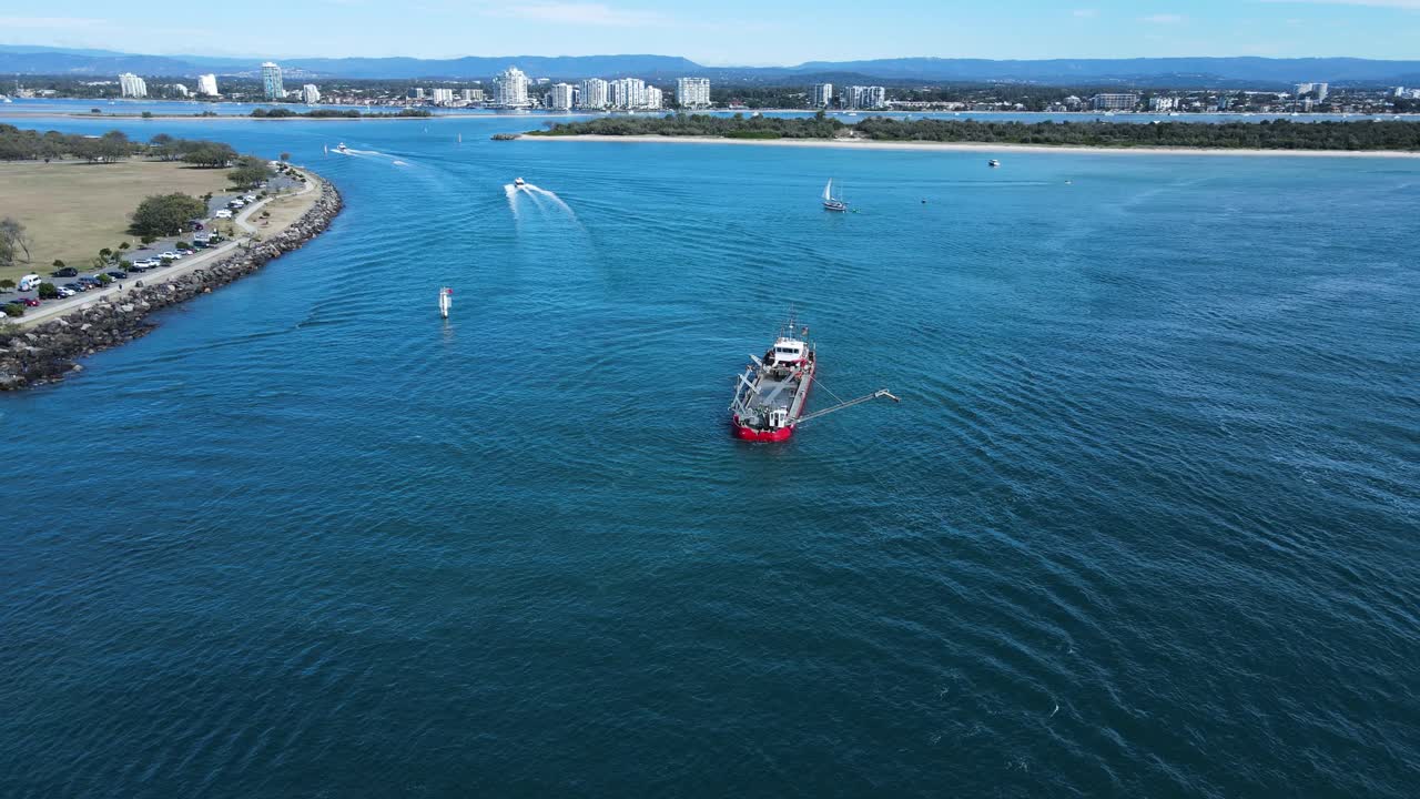 인기 있는 해안 휴양지 근처의 매우 민감한 해양 환경에서 굴착하는 산업용 모래 준설선