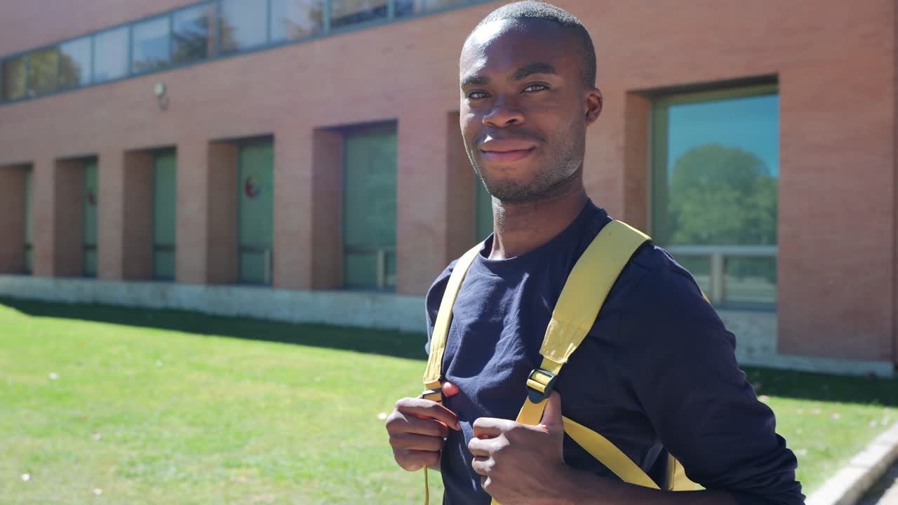 Homme avec un sac à dos sur le campus
