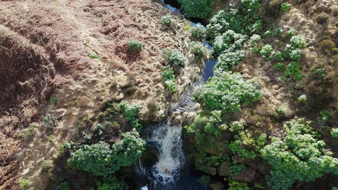 imágenes aéreas de un dron de una alta cascada rocosa en los valles de yorkshire, centavos