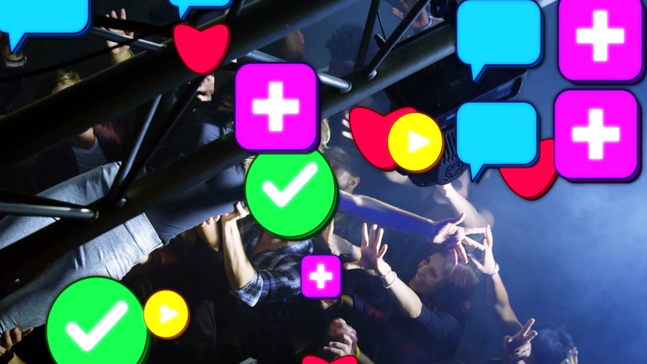 Wanita berambut pirang mengangkat tangan di klub, musik mulai diputar, ikon bermunculan dan menampilkan metrik untuk pemasaran.