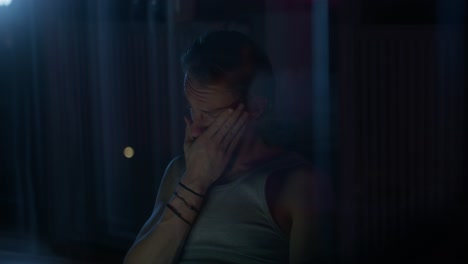 hombre concentrándose en una habitación oscura