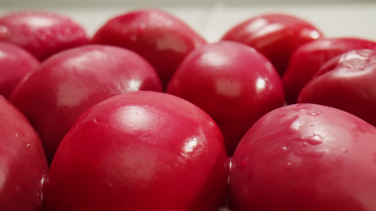aceitunas verdes redondas en vinagre de grecia como fondo, vista de arriba. imágenes de alta calidad en 4k
