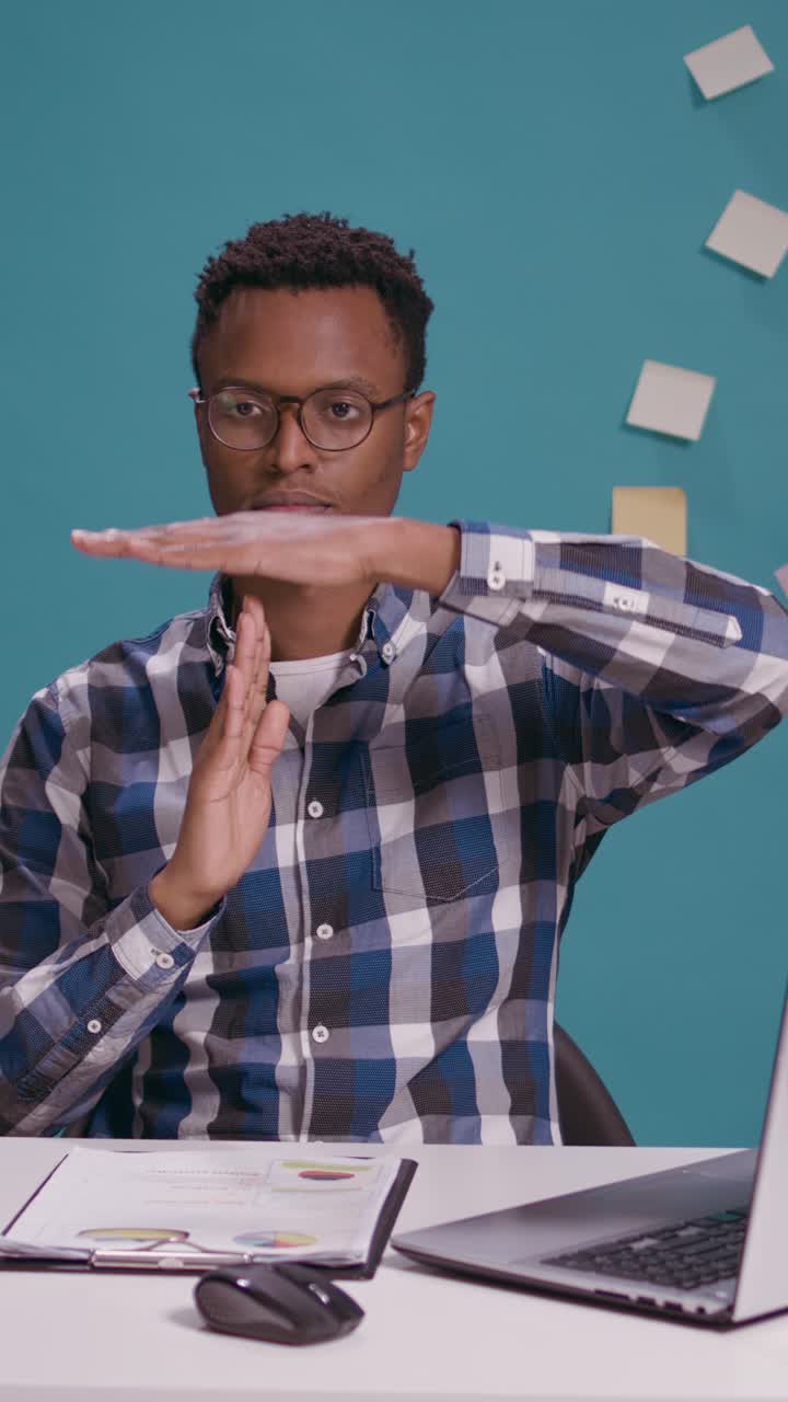 Homem a trabalhar com um portátil na secretária