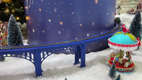 exhibición de trenes de navidad en un puente