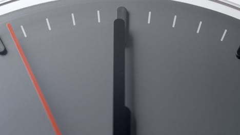 reloj en tiempo real a las 12 en la pared blanca de la oficina