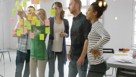 junge menschen, die im büro zusammenarbeiten