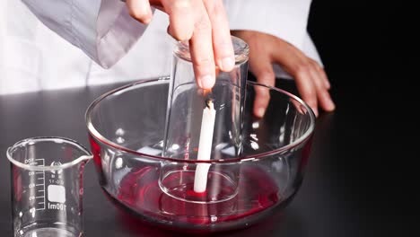 experimento de vela en un frasco de vidrio
