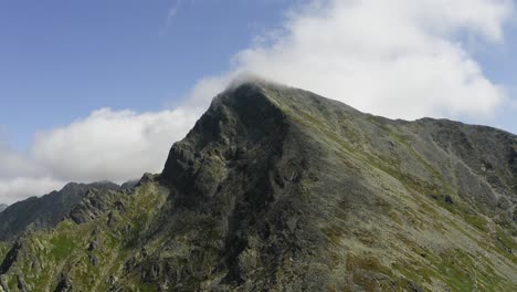 hermosa vista de la cumbre de la montaña krivan con cielo azul nublado arriba en eslovaquia - toma aérea