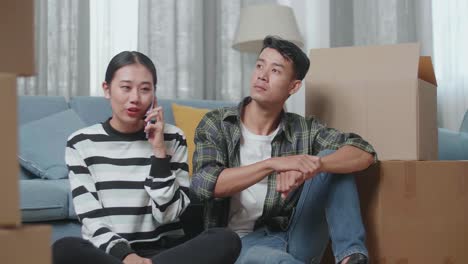 이 부부는 집을 옮기고 전화로 이야기하고 있습니다.