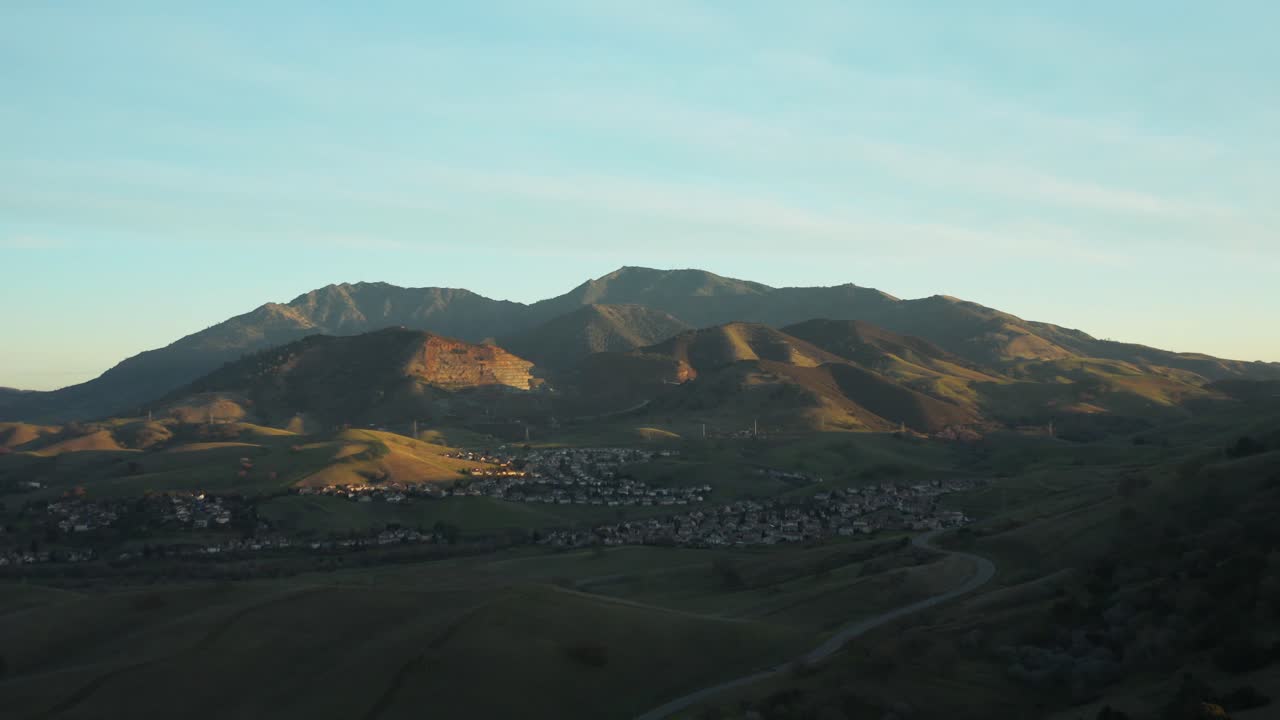Veduta aerea della città di Clayton sotto il Monte Diablo al tramonto, California, Stati Uniti d'America.