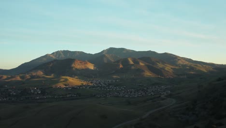 vista aérea de la ciudad de clayton debajo del monte diablo al atardecer, california, estados unidos de américa