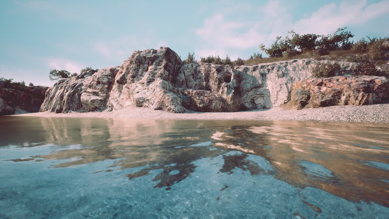 hermosa playa con agua clara y acantilados rocosos