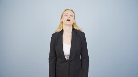 una mujer de negocios aburrida suspira.
