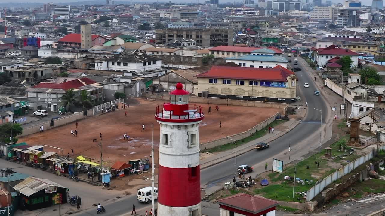 Fyr som står nära kusten i Accra under molnigt väder