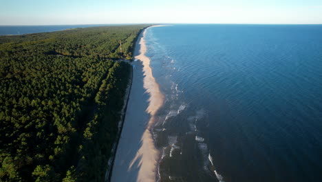 Krynica-Morska-Escupir-Costa-Con-Playa-De-Arena-En