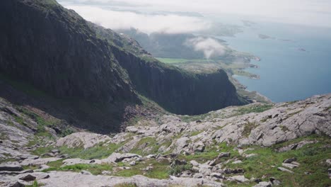 Vista-Panorámica-De-Las-Escarpadas-Montañas-Costeras-En-Verano-En-Donnmannen,-Noruega