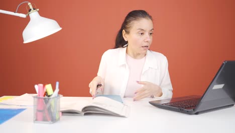 Mujer-Haciendo-Videollamada-En-Una-Computadora-Portátil.