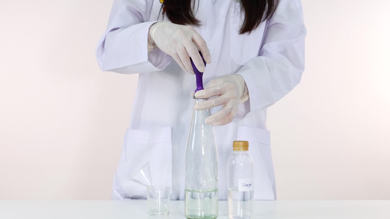 탄산나트과 식초 반응을 사용하여 풍선을 부풀립니다.