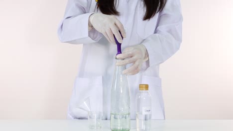 탄산나트과 식초 반응을 사용하여 풍선을 부풀립니다.