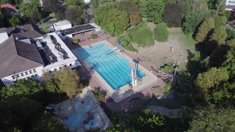 4k-Deutschland,-Braunschweig.-öffentliches-Schwimmbad,-Luftdrohnenumlaufbahn