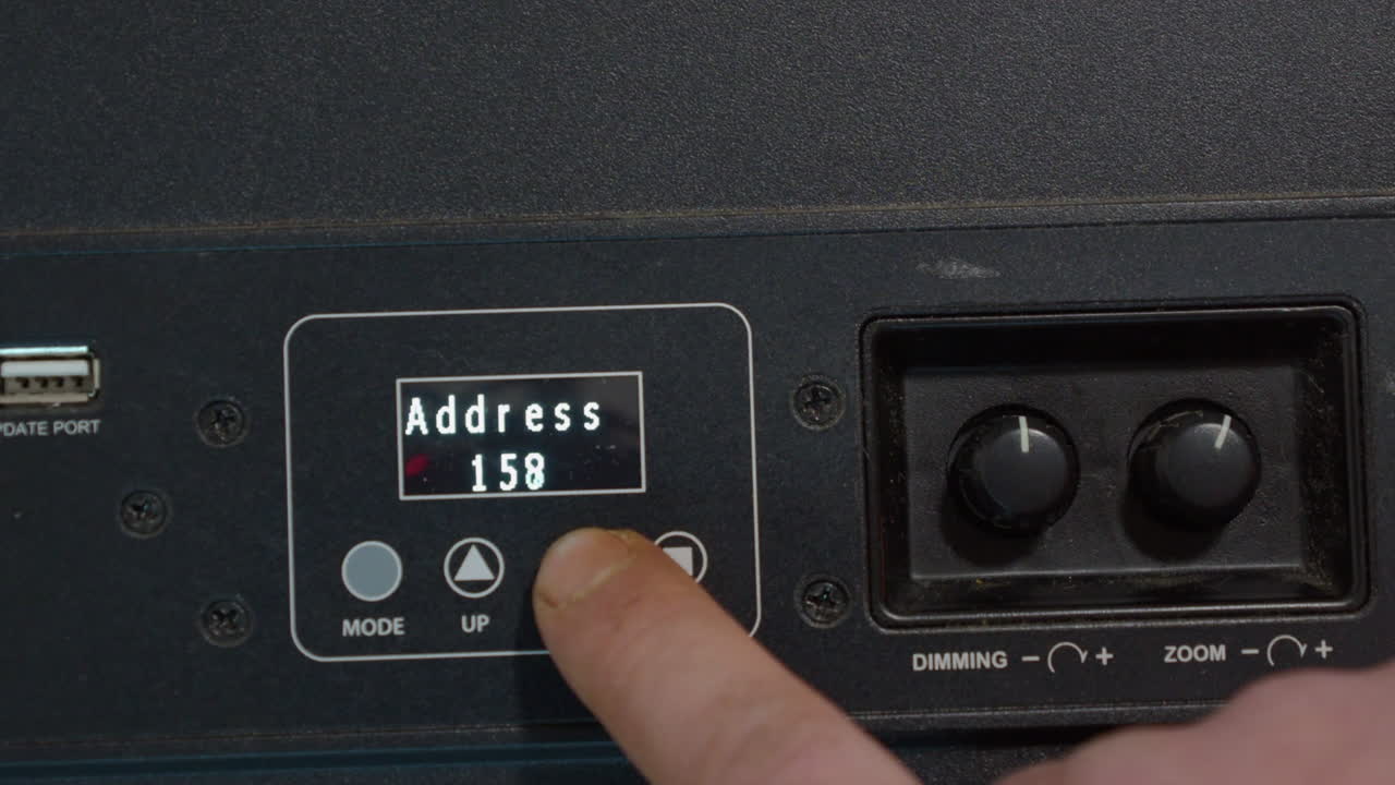 오른손은 무대 조명 프레스넬 유의 주소를 스크롤합니다.