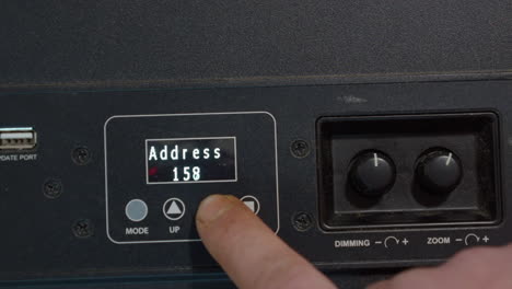 la mano derecha se desplaza a través de las direcciones en la unidad de iluminación de escenario de fresnel