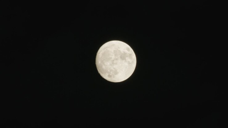Lua em Dia Nublado