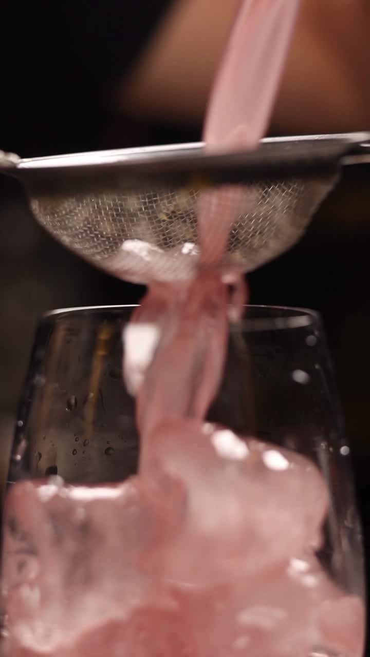 Versando un cocktail rosa