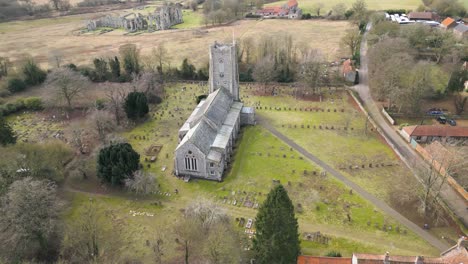 Castle-Acre-St-James-The-Great-Cerca-De-Norwich,-Día-Nublado,-Vista-Aérea