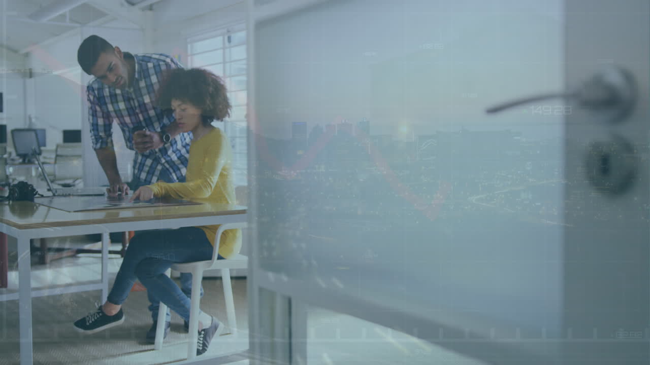 animación del procesamiento de datos financieros sobre diversas personas de negocios que trabajan en la oficina