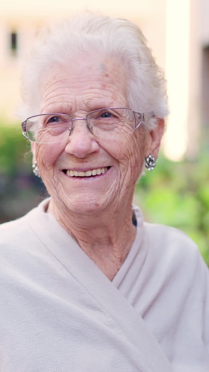 retrato de uma mulher idosa sorridente