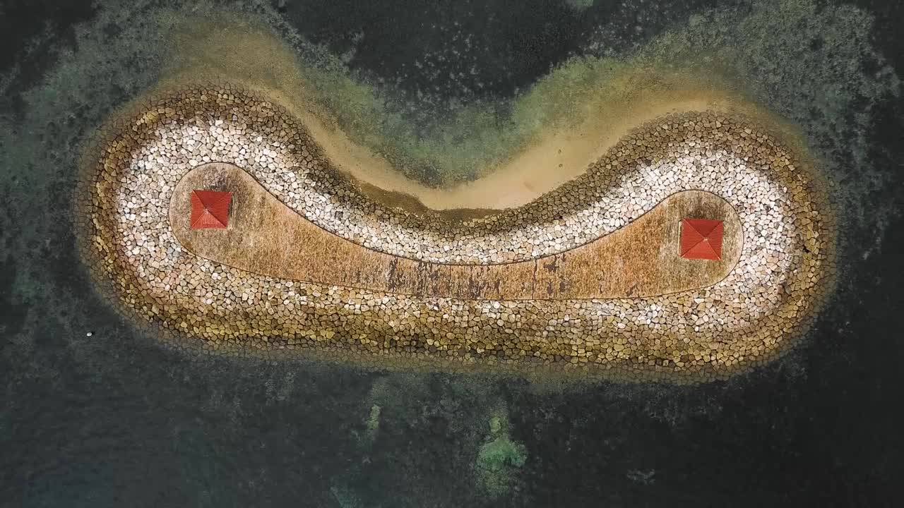 hermosa playa cinematográfica de sanur, metraje de drones de bali con paisajes interesantes, barcos de pesca y clima tranquilo