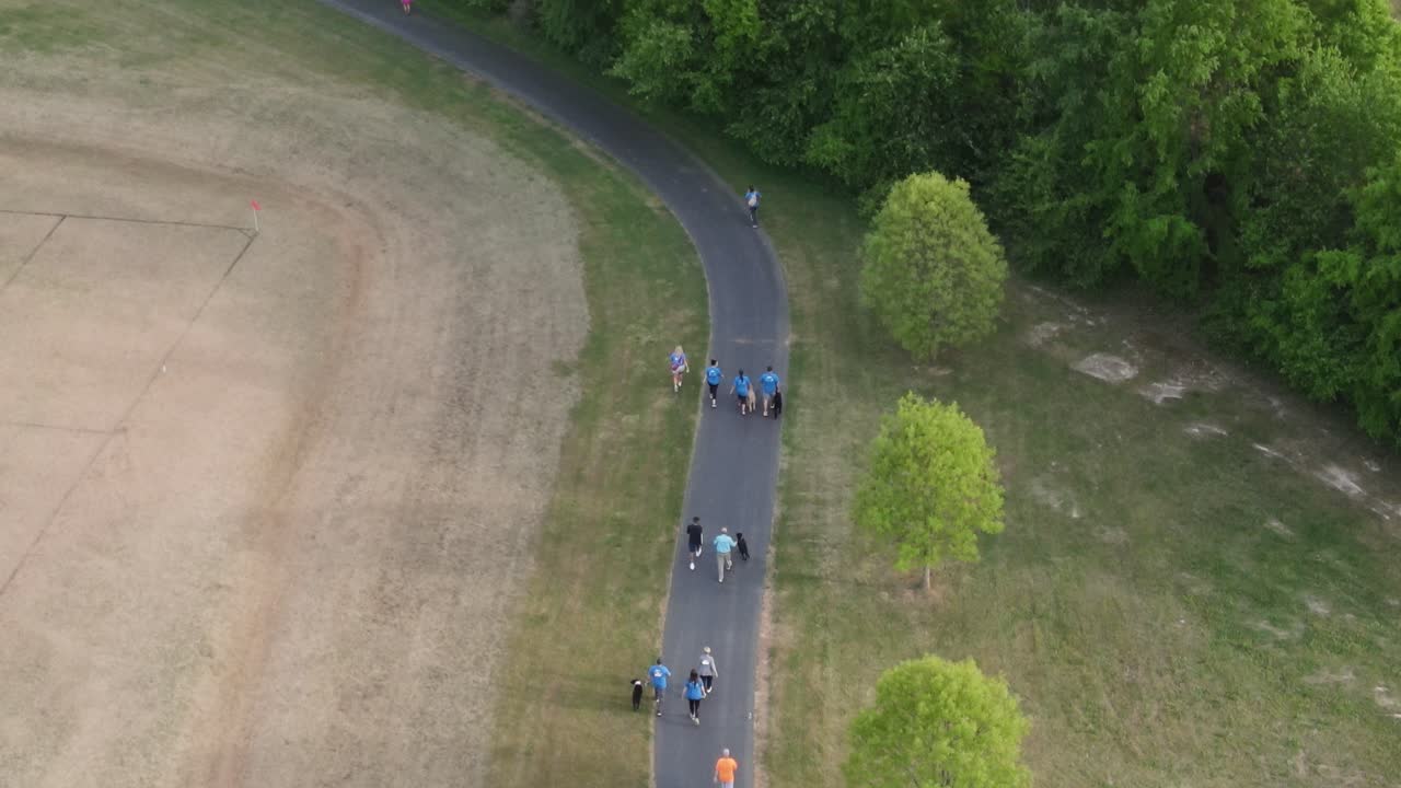 5k 경주 중 달리기 선수와 워커 그룹