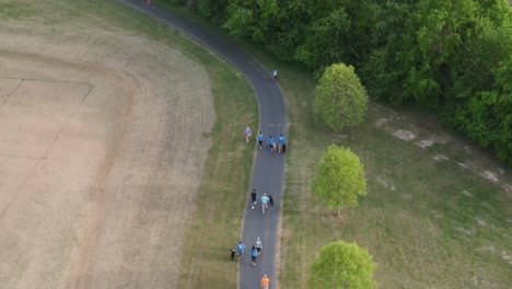 grupo de corredores y caminantes durante la carrera de 5k