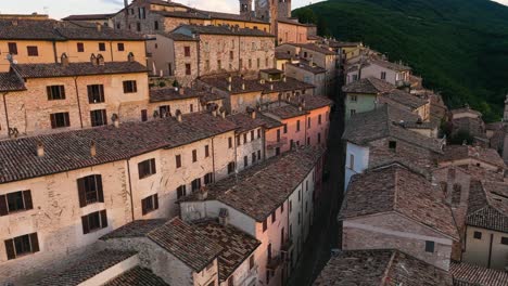 volando sobre las casas con techos de baldosas en la ciudad y comuna de nocera umbra en perugia, italia