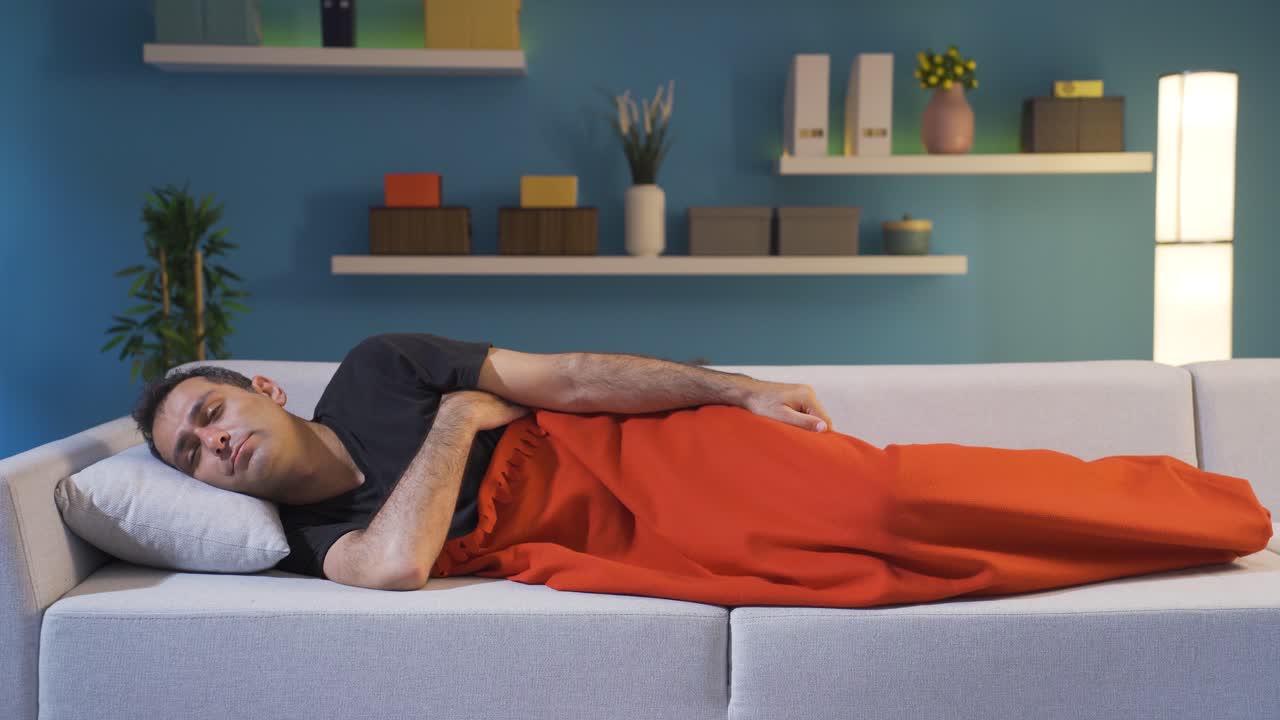 Uomo che si sveglia dal sonno in ritardo per il lavoro