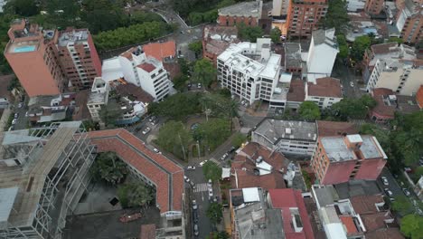 Vista-Aérea-Volando-Sobre-El-Parque-El-Peñon-Al-Atardecer