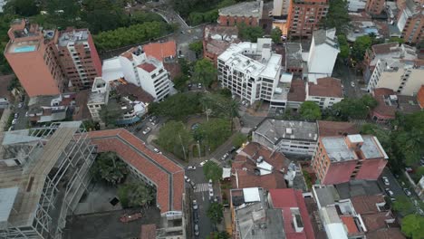 vista aérea volando sobre el parque el penon al atardecer