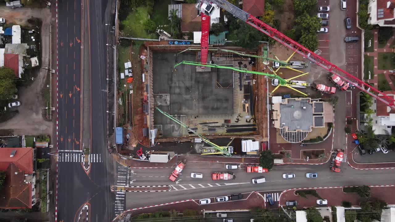 vista aérea de arriba hacia abajo de los rascacielos en construcción con vistas a la ciudad, tel aviv, israel