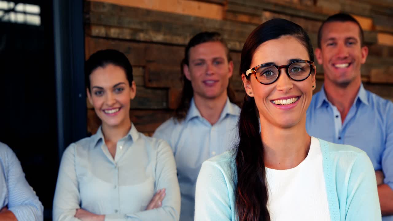 ejecutivos de negocios de pie con los brazos cruzados en la oficina