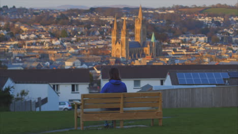 Person-Sitzt-Auf-Einer-Parkbank-Mit-Blick-Auf-Truro,-Uk-Und-Die-Berühmte-Kathedrale,-Breit