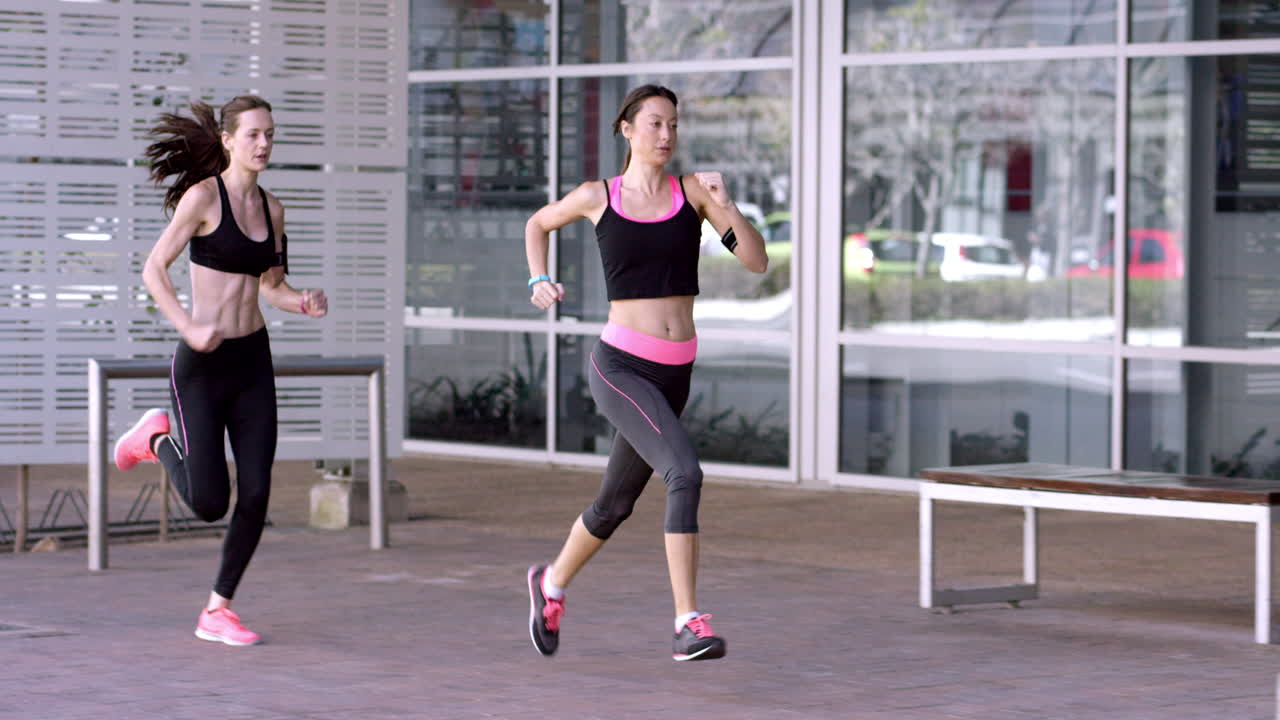 dos amigos atletas de fitness corriendo en la ciudad urbana