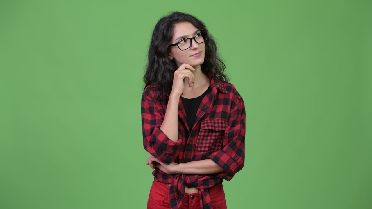 hermosa joven hipster con gafas pensando