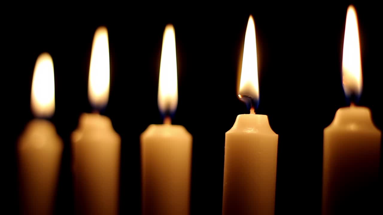 Candele accese su sfondo nero 5