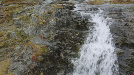 Dos-Cascadas-Y-Chorro-De-Agua-Entre-Rocas-En-29,97fps