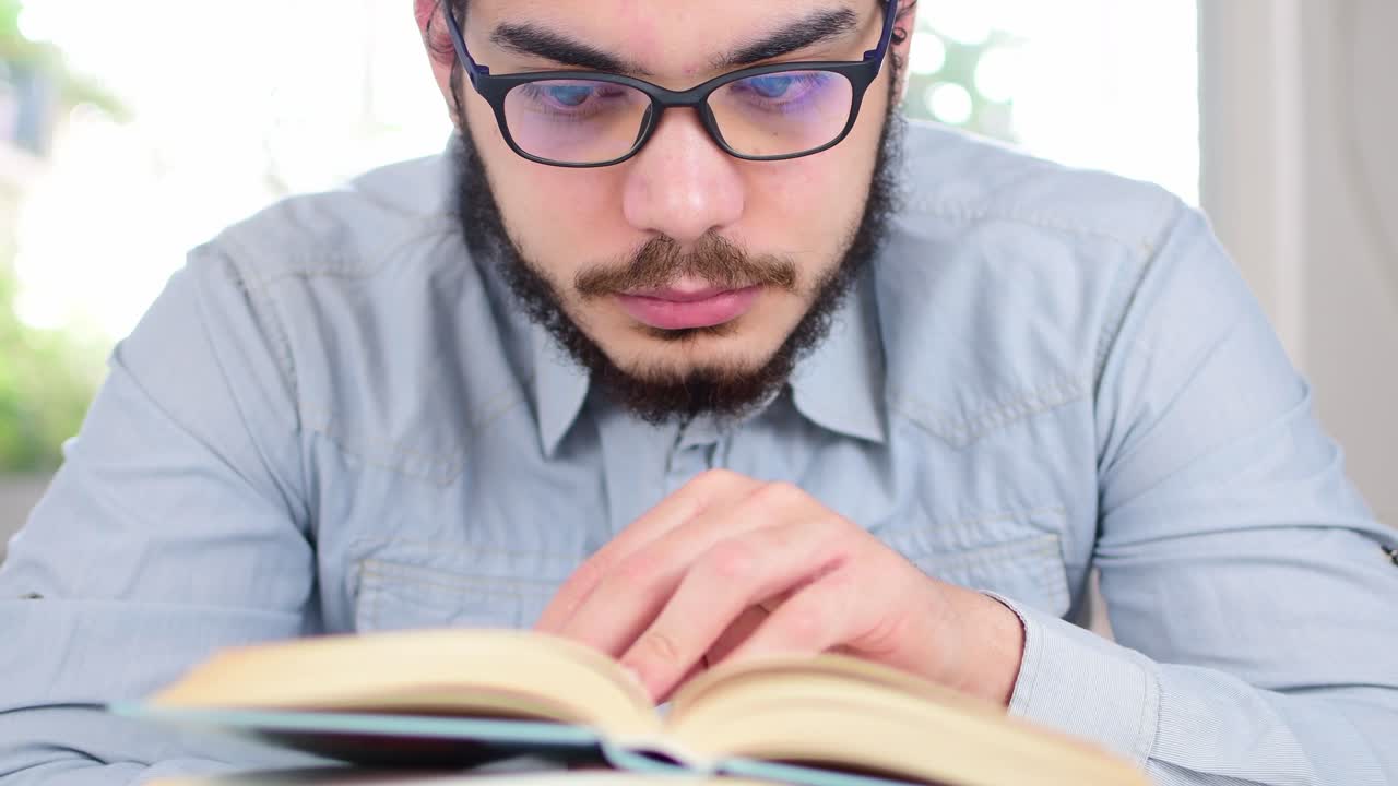 hombre leyendo un libro