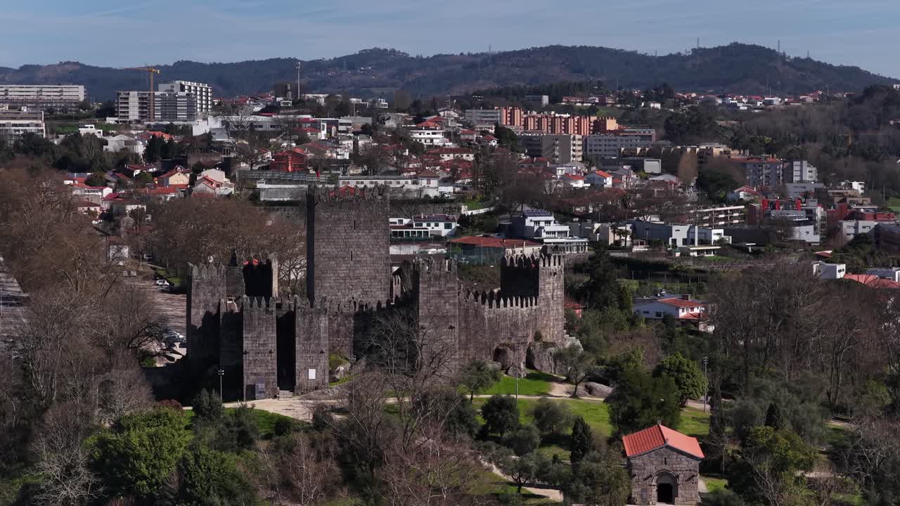 Droneoptagelse af Guimaraes slot med bybillede. Europas grønne hovedstad.