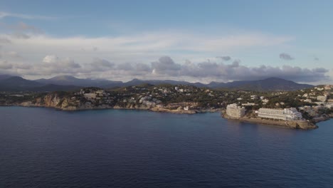 Modernes-Hotelgebäude-Bei-Sonnenuntergang-In-Santa-Ponsa,-Mallorca,-Spanien