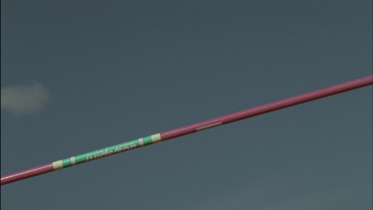 un hombre realiza un salto alto hacia atrás sobre una barra