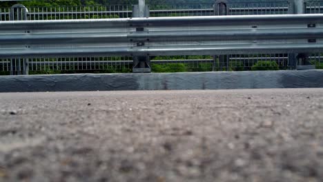 Erdgeschoss-Auf-Der-Straße-Erschossen,-Während-Menschen-Auf-Asphalt-In-Val-Maira,-Cuneo,-Italien,-Vorbeifahren